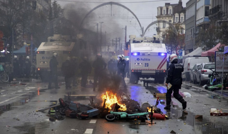 W Brukseli zapanowała era „Dzikiego Zachodu”, w której ludzie starają się chronić siebie najlepiej jak potrafią, nie polegając na niekompetentnych „władzach”.