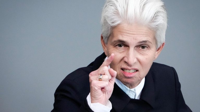 „Kriegstreiberin“ Strack-Zimmermann will Bundeswehreinsatz in Grönland