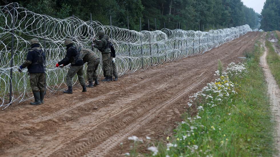 „Migracja jako broń” – tysiące nielegalnych imigrantów chcą przejść z Białorusi do Polski