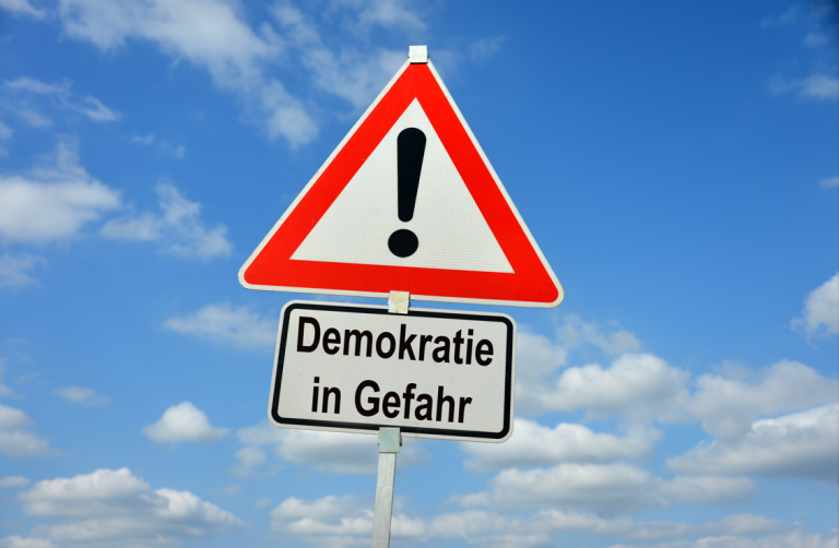 SOS-dla praworządnego państwa: Od demokracji do „Naszej Demokracji”