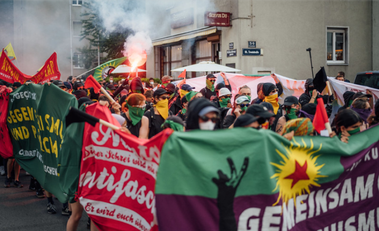 SOS-Demokracja – Lewicowo-ekstremalna przemoc właśnie eksploduje: bojówki Antify utrudniają wydarzenia.