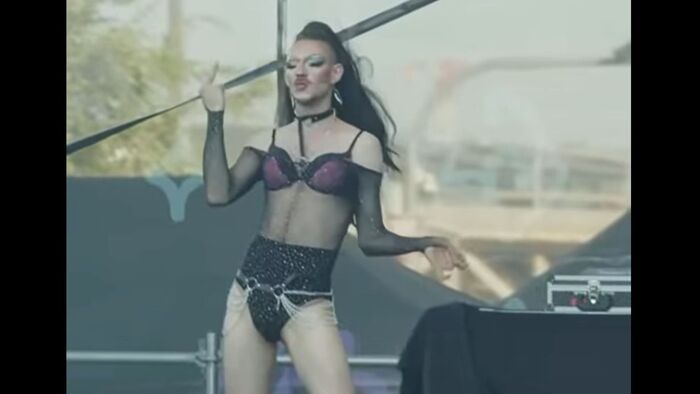 Węgierski minister spraw zagranicznych o prowokacji związanej z flagą gender: „Zostawcie naród węgierski w spokoju”!