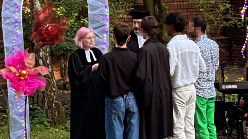 Nowości z psychiatryka na świeżym powietrzu: Pastor żeni 4 (!) mężczyzn w jedno małżeństwo