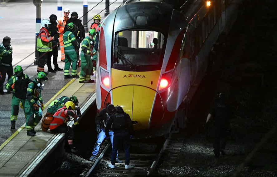 GB: Krwawa tragedia w pociągu – 9 osób w stanie zagrożenia życia po ataku nożem