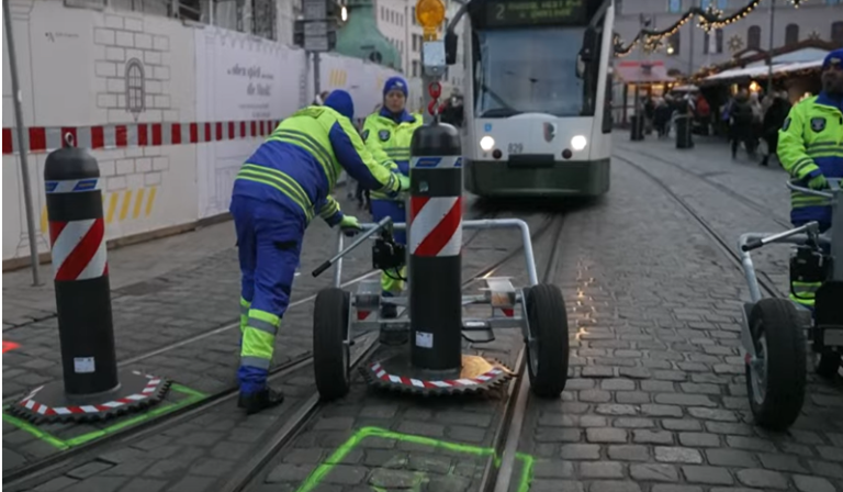 Augsburg: Rolujące słupki w ciągłej pracy z powodu przejazdu tramwaju (Wideo)