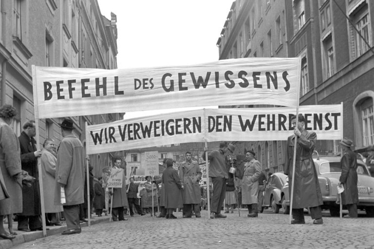 Interwencja policji i wysokie kary za „niewypełnienie” ankiety dotyczącej służby wojskowej