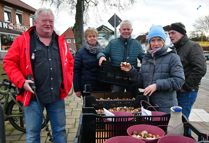 Nowe wieści z psychiatryka na świeżym powietrzu: „Kolorowe cebulki przeciwko prawicy”