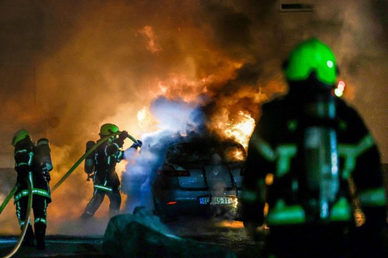 Francja, Sylwester pełen przemocy: 1.200 samochodów w płomieniach, zaatakowani policjanci, aresztowania (Wideo)