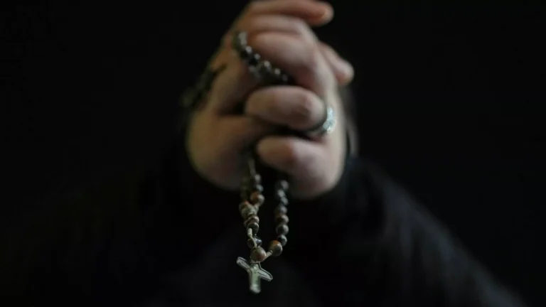 Pytanie sumienia do „stacyjnych klakierów” i rzucających pluszowe zabawki