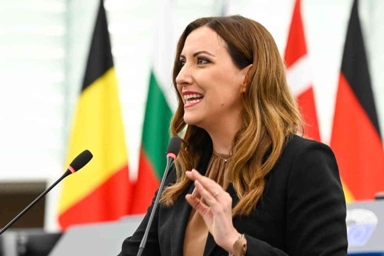 Steger (FPÖ): „Unia de facto uznaje Syrię za stabilną – teraz musi rozpocząć wielką ofensywę remigracyjną Europy!“