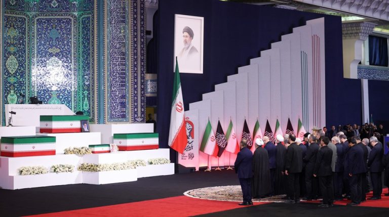 Das Omen: 250 Jahre USA-Feiern fielen mit dem Staatsbegräbnis im Iran zusammen