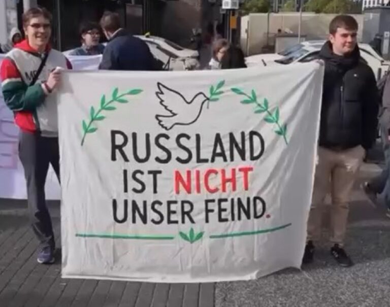 „Russland ist nicht unser Feind“ – Zehntausende Jugendliche protestieren gegen Wehrpflicht