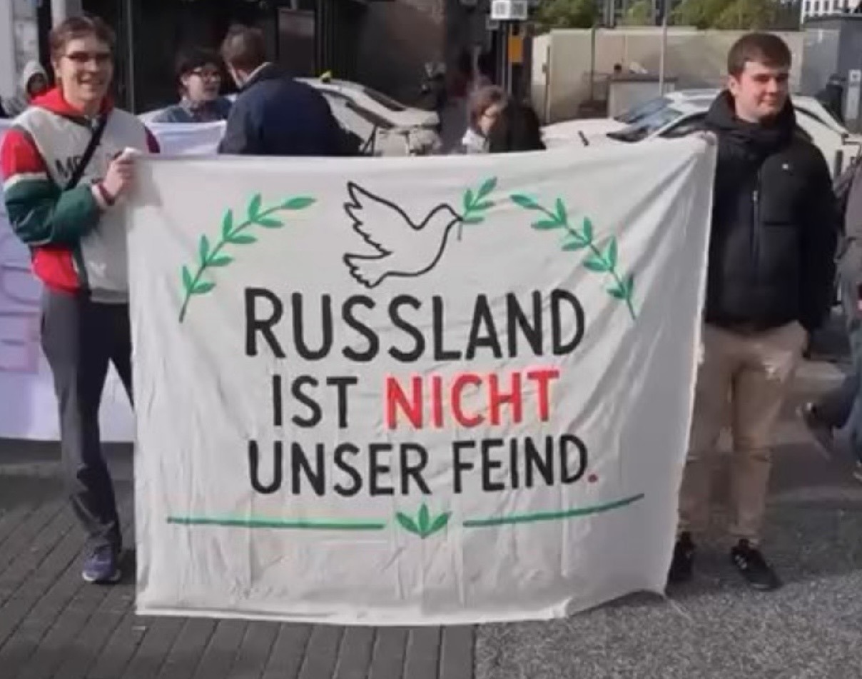 „Russland ist nicht unser Feind“ – Zehntausende Jugendliche protestieren gegen Wehrpflicht